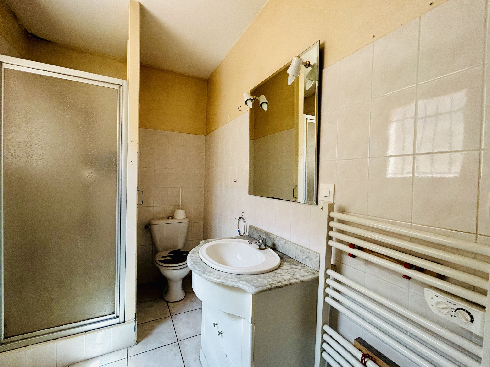 Rez-de-chaussée :Appartement F2 :Salle d'eau avec WC